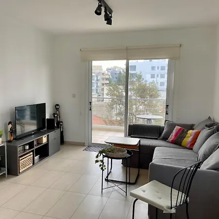 Cozy One Bedroom In Apartment *